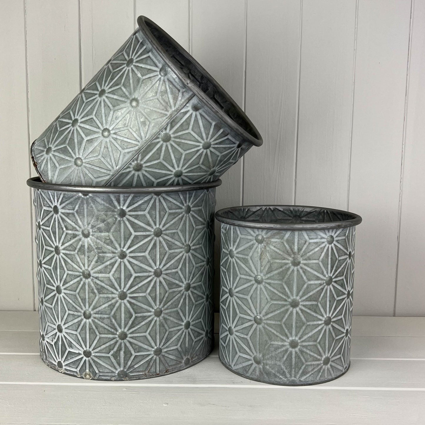Set of 3 Embossed Daisy Designed Planters